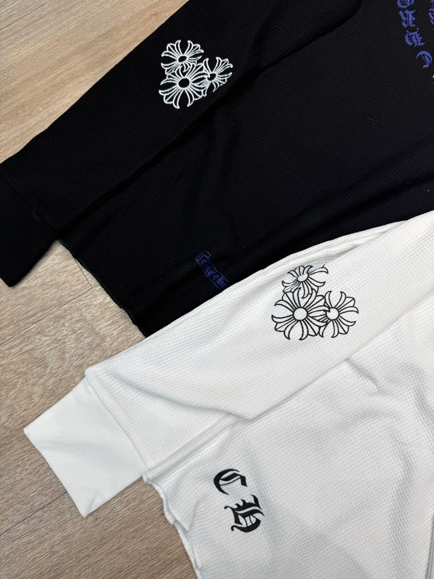 P200 Chrome Heart•🇺🇸American luxury brand 25ss early autumn long-sleeved bottoming shirt ✅✅✅Ready stock Focus on quality and compare at will Size: S M L Color: White Black